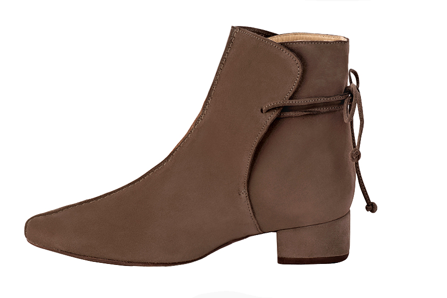 Chocolate brown women's ankle boots with laces at the back. Round toe. Low block heels. Profile view - Florence KOOIJMAN